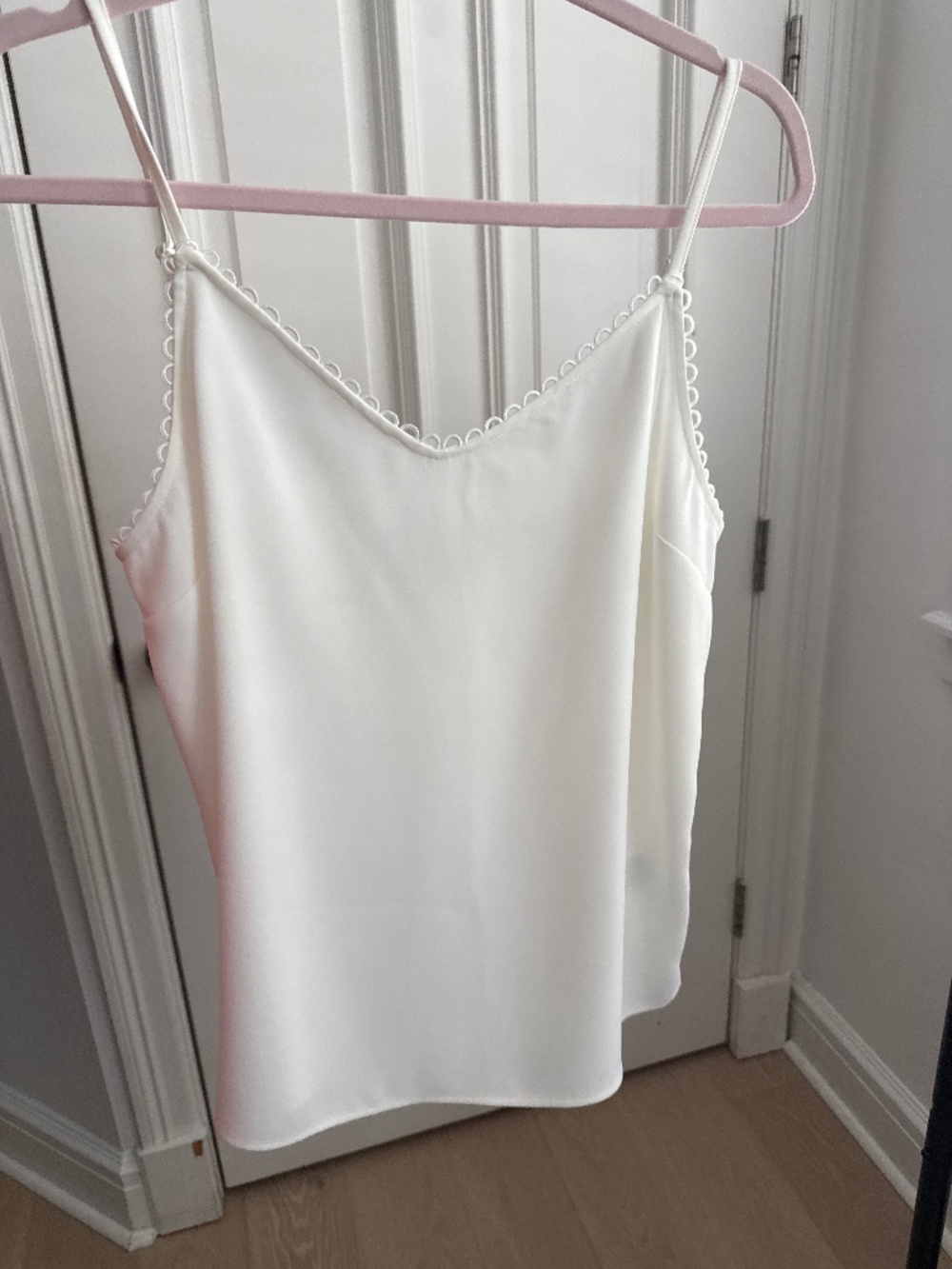 Ted Baker London Siina Scallop V-Neck Camisole White Size 3 US 8 Medium
